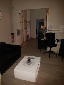 uma sala de estar com um sofá e uma mesa em HOTEL SYLVABELLE em Marselha