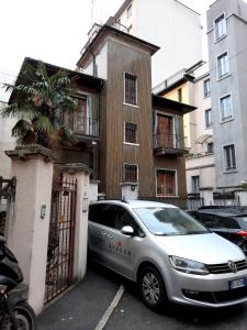 un coche plateado estacionado frente a un edificio en Bnbook-Villa Molinari, en Milán