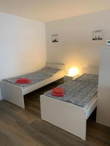 duas camas num pequeno quarto com em Gemütlich wohnen zwischen Köln und Düsseldorf em Leverkusen