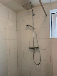 een douche met een douchekop in de badkamer bij Gemütlich wohnen zwischen Köln und Düsseldorf in Leverkusen