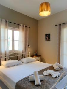 una camera da letto con un letto grande con asciugamani sopra di Villa Kostas-NE Corfu with heated salt swimming pool a Agios Spyridon Corfu Altre 56 foto