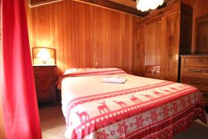 1 dormitorio con 1 cama con cortina roja en Appartamento Il Camoscio - Affitti Brevi Italia en Brusson