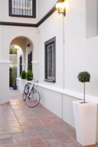 una bicicleta estacionada al lado de un edificio en Hotel Domus, en Málaga