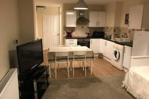 a kitchen with a table and chairs in a kitchen at Louis Lodge in Salisbury