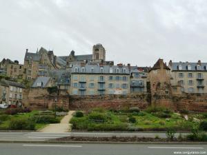 a large group of buildings in a city at Agréable duplex Gare in Le Mans
