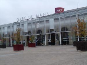 a large building with a sign on top of it at Agréable duplex Gare in Le Mans