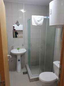 y baño con ducha, aseo y lavamanos. en Zlatiborski Konaci K25, en Zlatibor