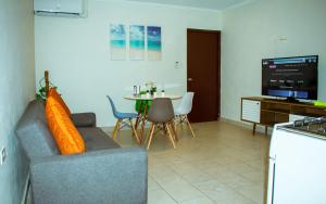 - un salon avec un canapé et une table dans l'établissement Aruba Smart Apartments, à Palm-Eagle Beach