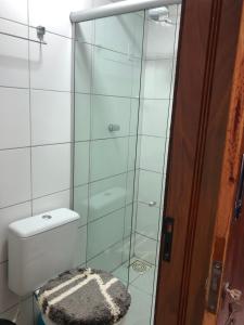 a bathroom with a glass shower with a toilet at apartamento 04 super luxo, com garagem, vila-alta Crato in Crato +15 photos