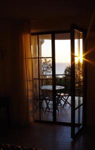 オブゾルにあるBeautiful 1st-Line Seaview Private Appartement in The Cliff resortのテーブル付きの客室で、海の景色を望めます。