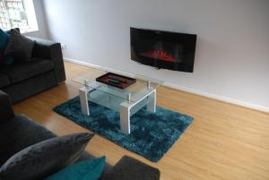 a living room with a coffee table and a fireplace at Honest University Airport Apartment 1 in Southampton