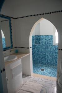 A bathroom at Dar Amphora Menzel
