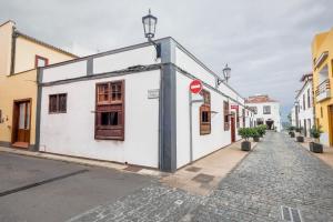 a white building on the side of a street at Casa Tradicional Canaria in Garachico