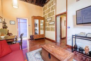a living room with a couch and a tv at Casa Tradicional Canaria in Garachico