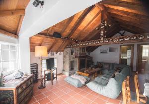 Una sala de estar con un sofá y una chimenea. en IMEDA DÚPLEX El MADROÑO, en Sierra Nevada