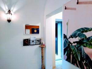 korytarz z białymi ścianami i rośliną w obiekcie Dimora dei Viceré w mieście Caltanissetta