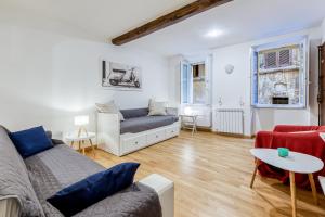 uma sala de estar com um sofá e uma mesa em Deluxe Apartment - Campo dei Fiori em Roma