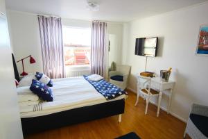 Ένα ή περισσότερα κρεβάτια σε δωμάτιο στο Smögens Gästhem +55 φωτογραφίες