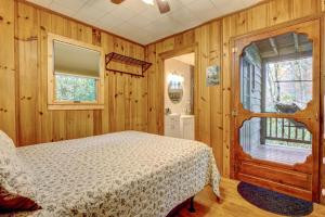 um quarto com uma cama, uma janela e paredes de madeira em Close To Adventure Heart Of Linville Falls em Newland