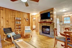 uma sala de estar com lareira e televisão em Close To Adventure Heart Of Linville Falls em Newland