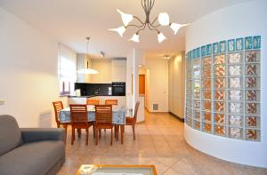 Kuchyň nebo kuchyňský kout v ubytování Apartments Elvis 1299