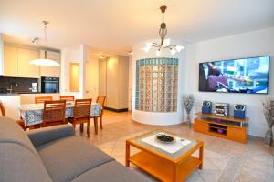 TV a/nebo společenská místnost v ubytování Apartments Elvis 1299