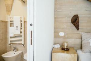 Un baño pequeño con lavabo e inodoro. en Il Claustro - Bed and breakfast, en Altamura
