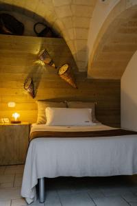 1 dormitorio con 1 cama con pared de madera en Il Claustro - Bed and breakfast, en Altamura