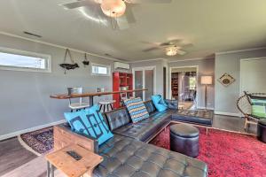 uma sala de estar com um sofá e uma mesa em Riverfront New Bern House Gourmet Kitchen and View! em New Bern