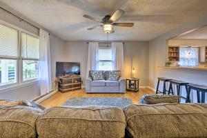 Χώρος καθιστικού στο Charming Guesthouse Getaway on 10-Acre Farm!