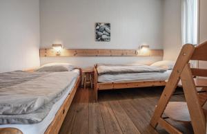 Zimmer mit 2 Etagenbetten und einem Stuhl in der Unterkunft Appartementen Sonnenhof in De Koog