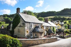 an old cottage in a village in the uk at The Masons Arms in Branscombe