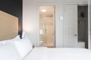 Postel nebo postele na pokoji v ubytování Griffintown Hôtel