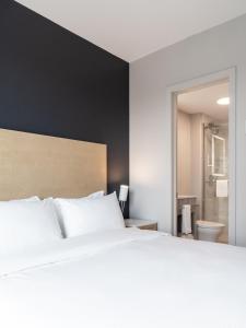 Postel nebo postele na pokoji v ubytování Griffintown Hôtel