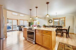 cocina y sala de estar con mesa y sillas en Retreat By The Rockies #3149 en Estes Park