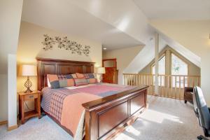 een slaapkamer met een bed met een houten hoofdeinde bij Retreat By The Rockies #3149 in Estes Park