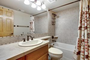 een badkamer met een wastafel, een toilet en een bad bij Retreat By The Rockies #3149 in Estes Park +20 foto's