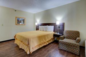 Ένα ή περισσότερα κρεβάτια σε δωμάτιο στο Continental Inn - Charlotte