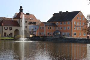 Výhled na řeku, která protéká v blízkosti hotelu