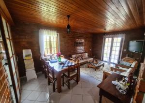 a living room with a table and a couch at Chalé aconchegante na Serra Pernambucana - Em condomínio - Gravatá in Gravatá