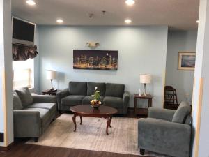 ein Wohnzimmer mit Sofas und einem Tisch in der Unterkunft Red Lion Inn & Suites Elk Grove Village in Elk Grove Village