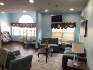Howard Johnson by Wyndham Elk Grove Village Hotel & Suites