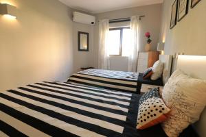 Postel nebo postele na pokoji v ubytování LovelyStay - Cozy 1BR Flat in Alvor with AC and Balcony