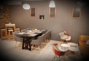 - une salle à manger avec une table et des chaises dans l'établissement A Mi Chemin, à Obernai
