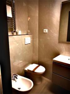 La salle de bains est pourvue de toilettes et d'un lavabo. dans l'établissement Hotel Stella, à Modène