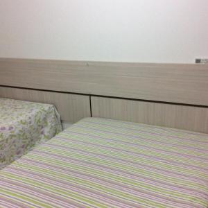 Ένα ή περισσότερα κρεβάτια σε δωμάτιο στο EXCELENTE APTO NA QUADRA DA PRAIA