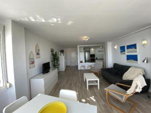 Televízia a/alebo spoločenská miestnosť v ubytovaní Cortijo Blanco Beachfront - EaW Homes