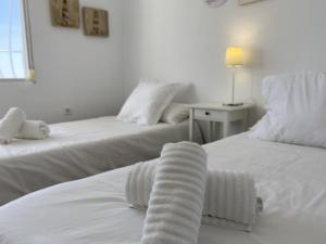 Posteľ alebo postele v izbe v ubytovaní Cortijo Blanco Beachfront - EaW Homes