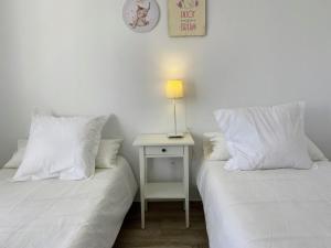 Posteľ alebo postele v izbe v ubytovaní Cortijo Blanco Beachfront - EaW Homes