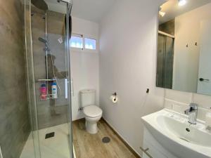 Kúpeľňa v ubytovaní Cortijo Blanco Beachfront - EaW Homes